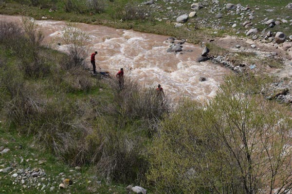 Kaybolan 3 yaşındaki kız çocuğunun eteği bulundu