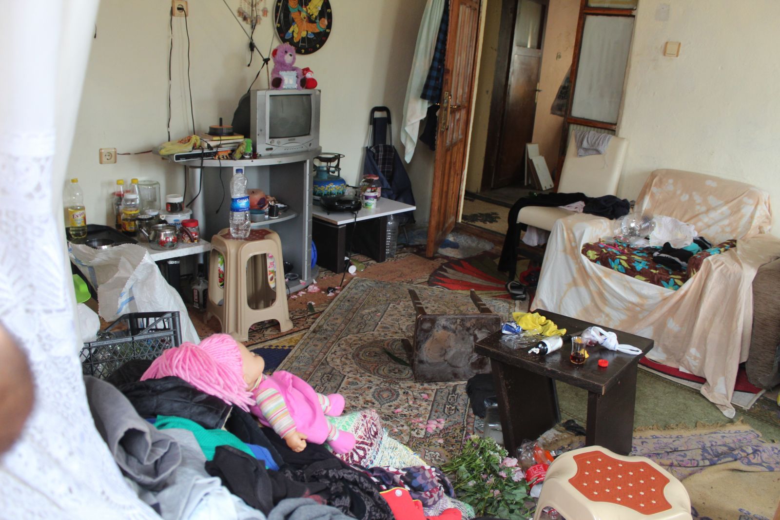 Öldürdükleri kişiyi kanala atmak isterken yakalandılar