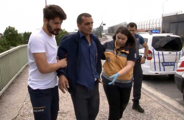 Bıçağı karnına sapladı! Hastaneye böyle getirildi