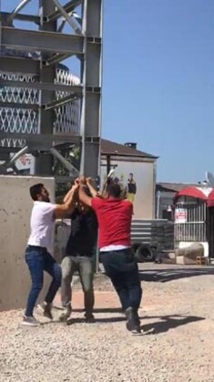 Çekiç ve taşlarla birbirlerine girdiler!