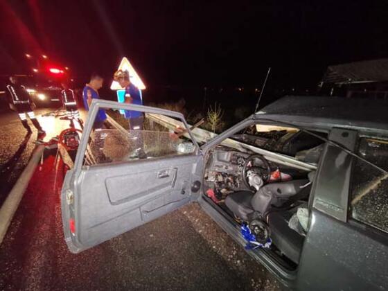 Erzincan'da otomobil bariyerlere saplandı: 1 ölü