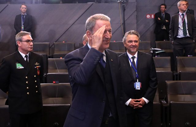 Bakan Akar, Barış Pınarı Harekatı'na tepki gösteren ülkelerin temsilcilerine NATO Karargahı'nda asker selamı verdi