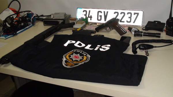 Maltepe'de polis aracı süsü verilen arabandan bakın neler çıktı!