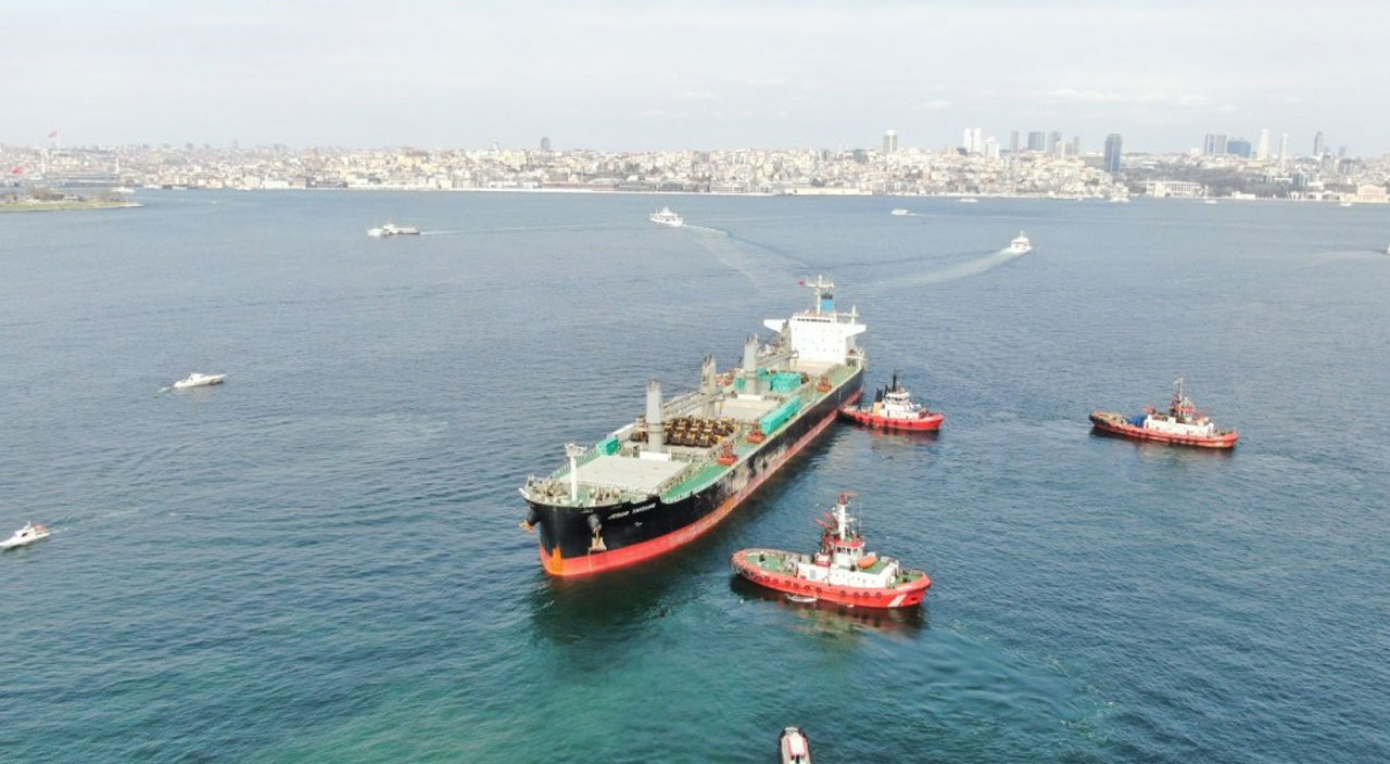 Haydarpaşa Limanı'nda yük gemisi karaya oturdu