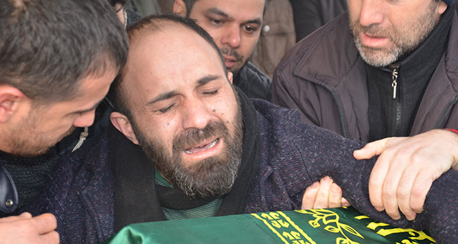 4 aylık oğlunun tabutuna sarılan baba yürekleri dağladı