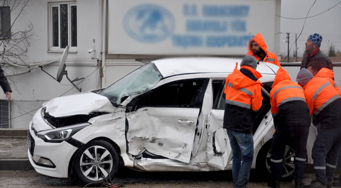 Kırmızı ışıkta geçen tır otomobili biçti