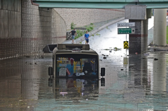 Selde mahsur kalan vatandaş yüzerek kurtuldu