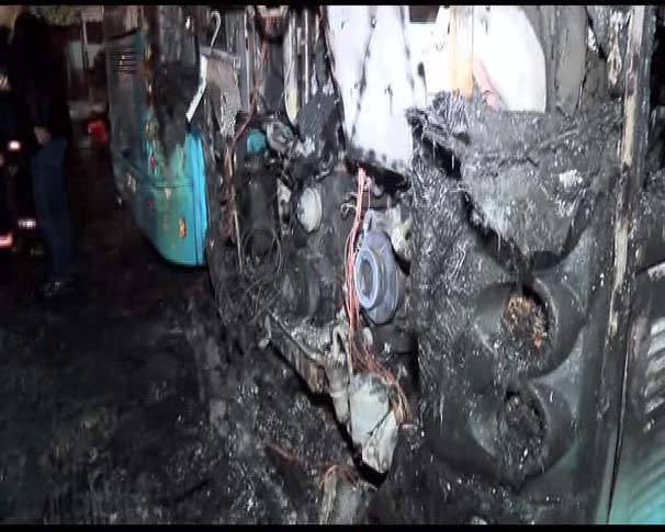 Yenibosna'da özel halk otobüsü ateşe verildi