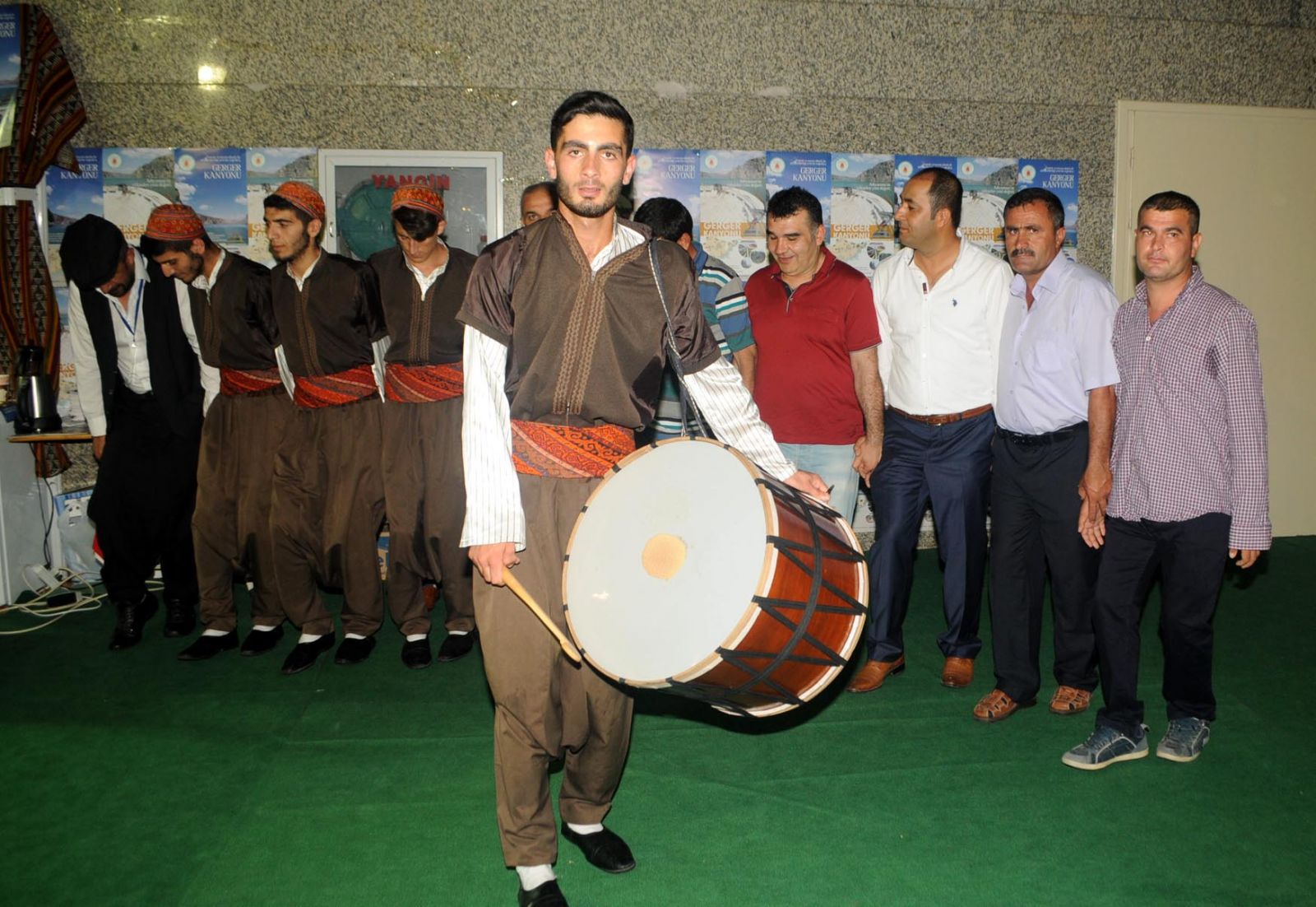 Çift kol nakli olmuştu, şimdi halay çekiyor