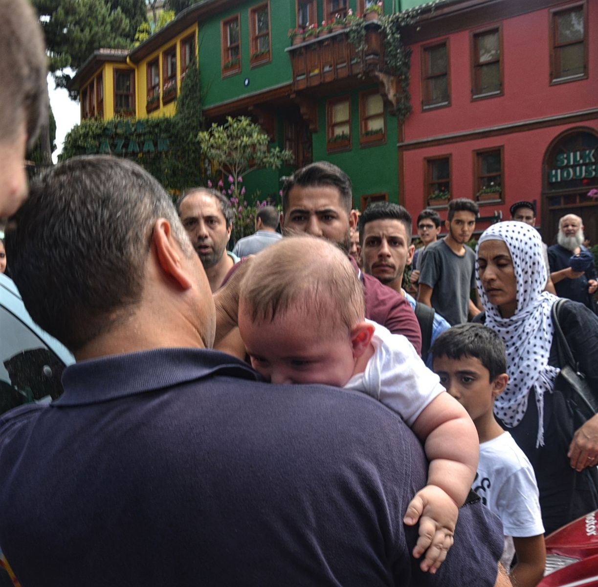 Arabada mahsur kalan 5 aylık bebek için seferberlik