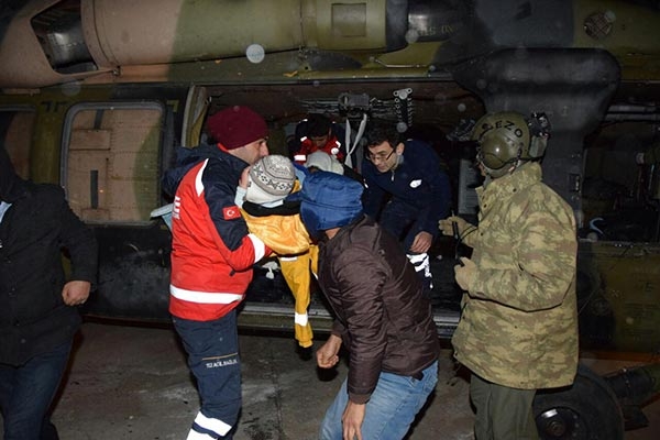 Komando süt kazanına düşen çocuk için köye indi