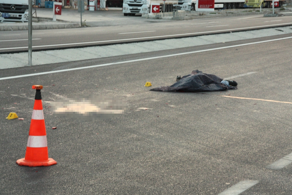 Üzerinden 4 otomobil, 1 otobüs geçti