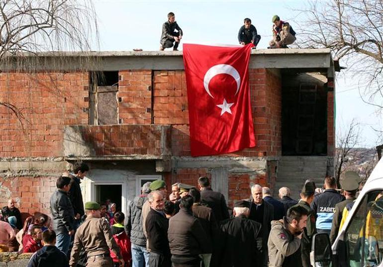 Diyarbakır şehidinin baba evine ateş düştü