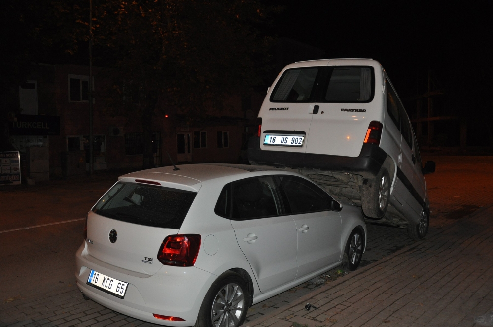 Park ettikleri araçlarını üst üste buldular