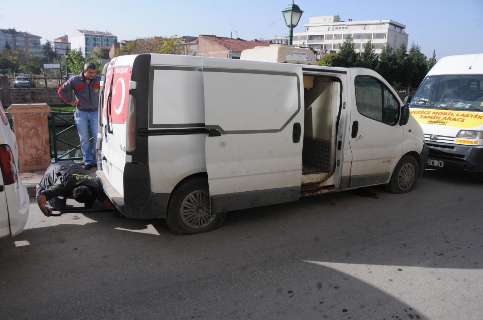 30 arabanın lastiklerini kestiler!