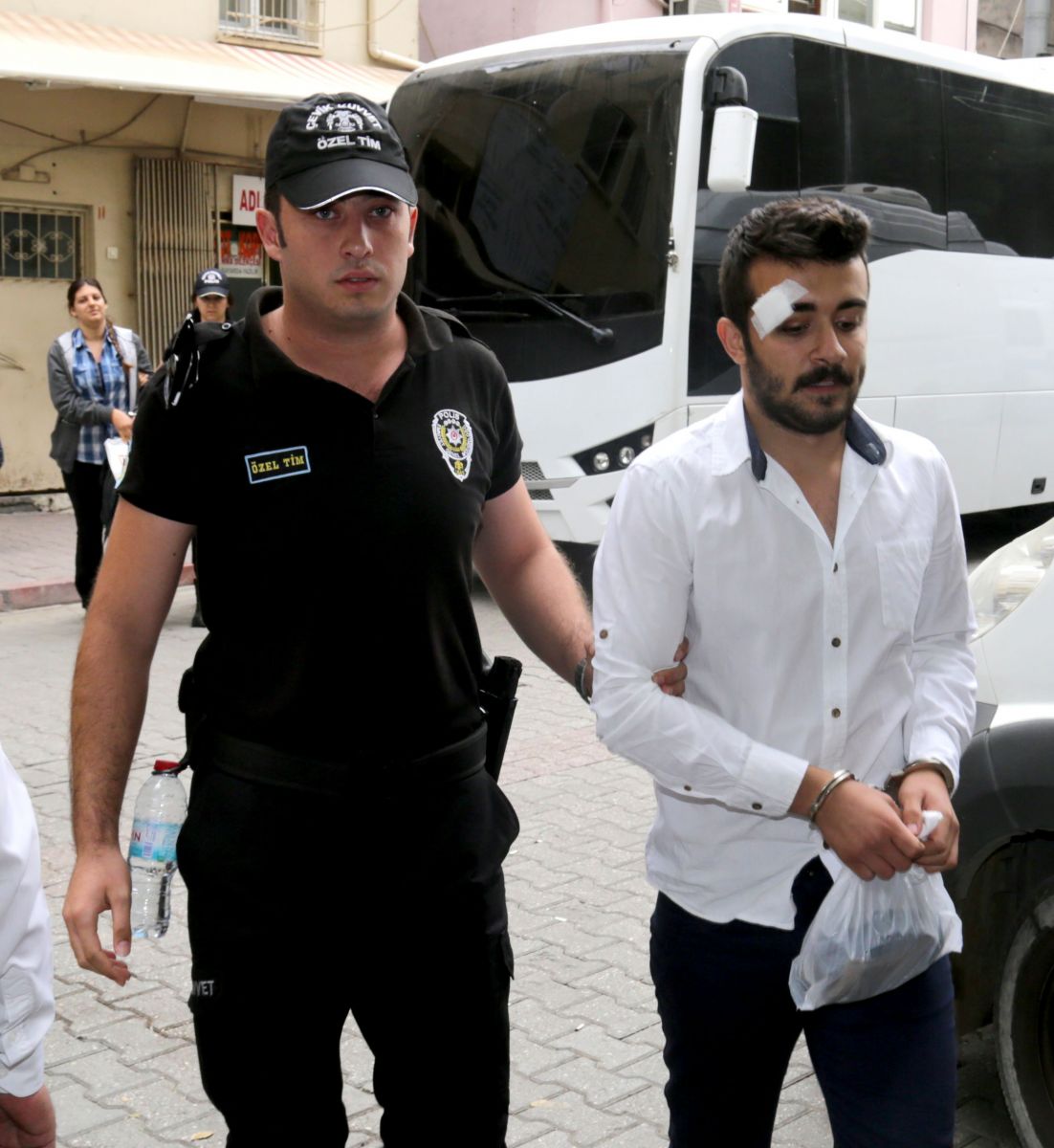 Polisi döven üniversite öğrencileri adliyeye sevk edildi