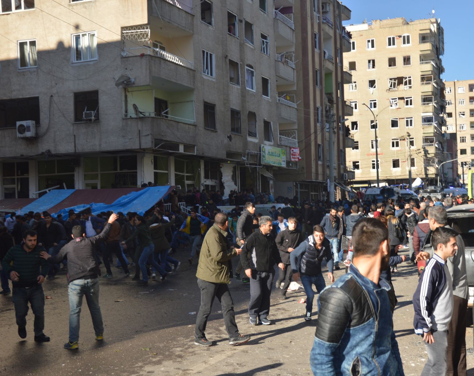 Diyarbakırlılara sağduyu çağrısı! Polis 2 kişiyi linçten kurtardı