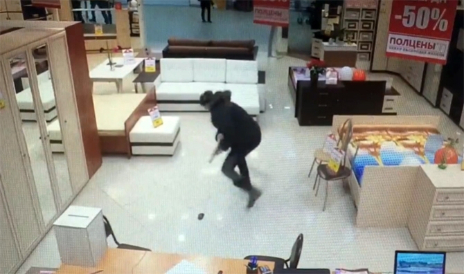 Hırsız sert duvara çarptı! Kadın çalışan...