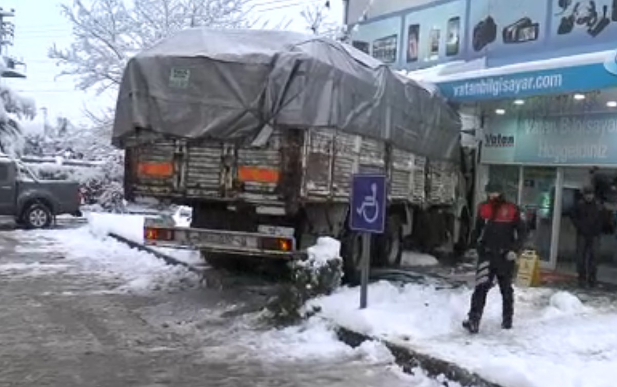 Telefon dükkanına kamyonla daldı