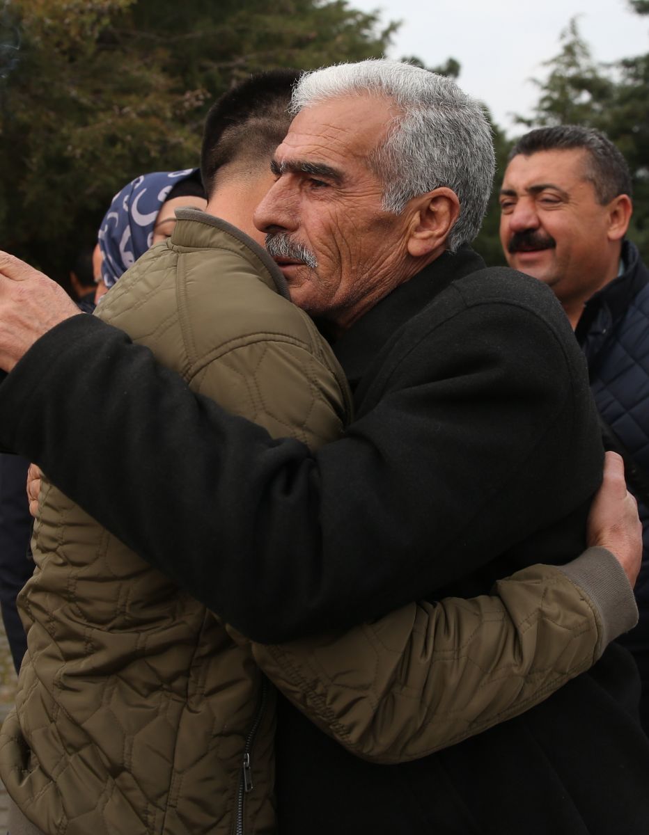 Ömer Halisdemir'in kardeşiyle Fethi Sekin'in kardeşi buluşup kucaklaştı