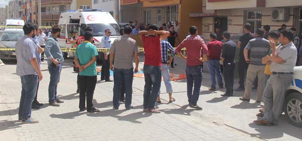 Kamyonetin altında kalan çocuk öldü, yakınları aracı taşladı!