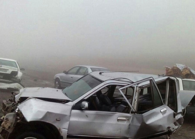 İran'da 130 araç birbirine girdi