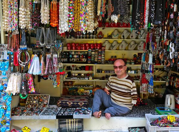 Kolları olmadan doğdu, ayaklarıyla üreterek kazandı