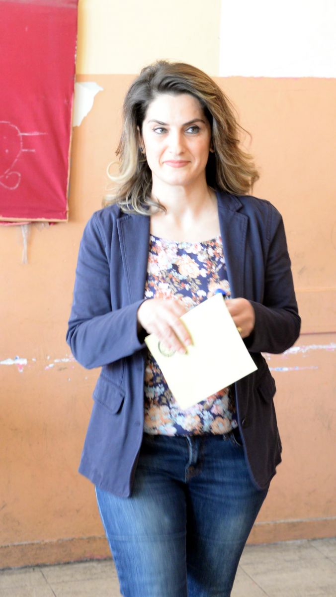 Demirtaş'ın eşi tek başına oy kullandı