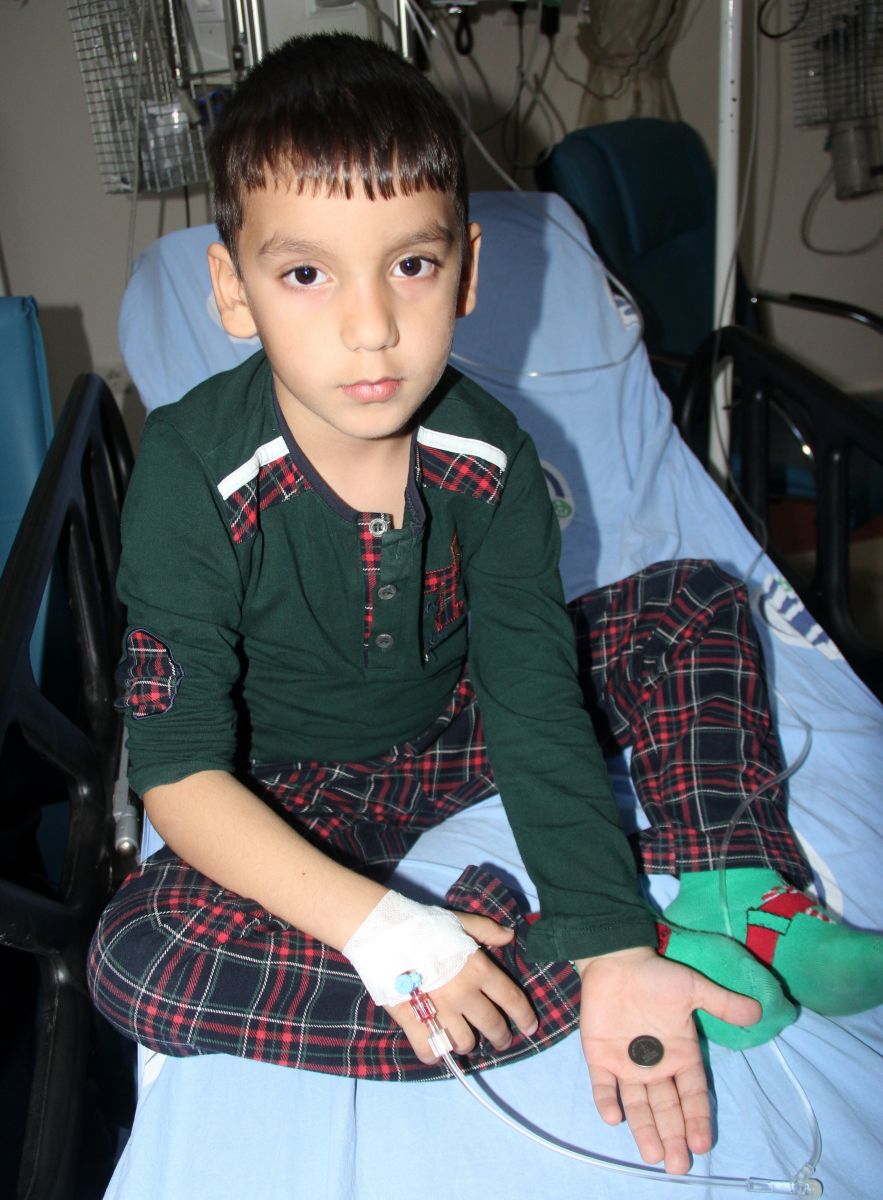 7 yaşındaki çocuk oyuncağın pilini yuttu