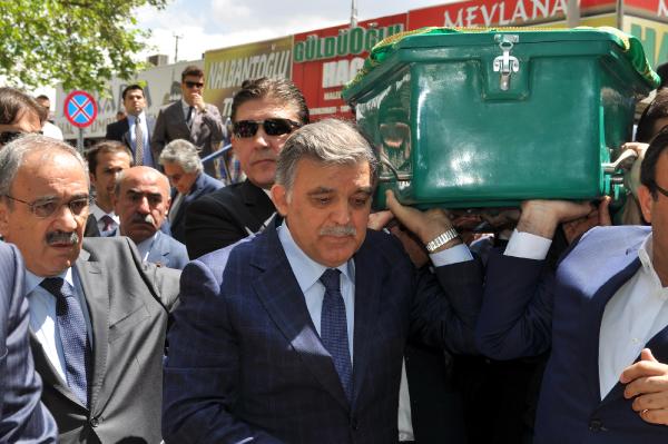 Gül'ün babası son yolculuğuna uğurlanıyor