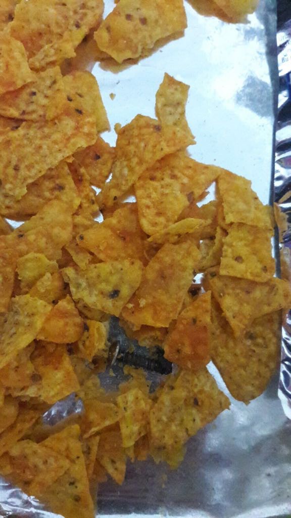 İki kardeşin birlikte yediği cips poşetinden vida çıktı