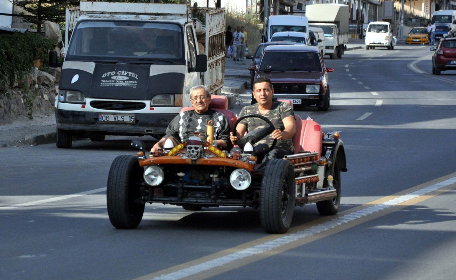 Hurda parçalarından otomobil yaptı!