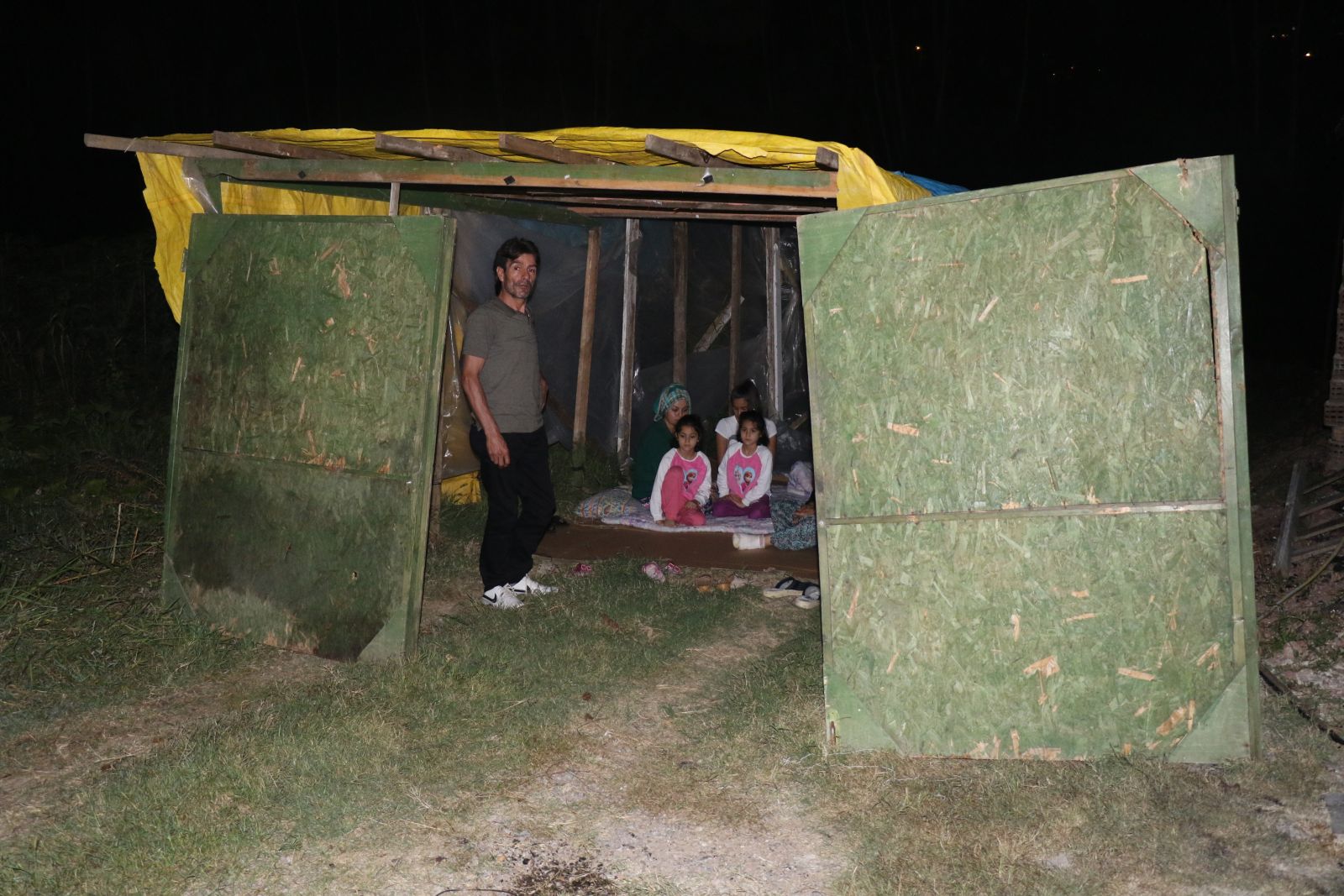 Evleri yanan aile çocukları ile sokakta kaldı