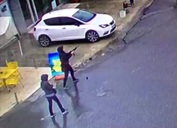 2 teröristin silahları Çek yapımı CZ-25