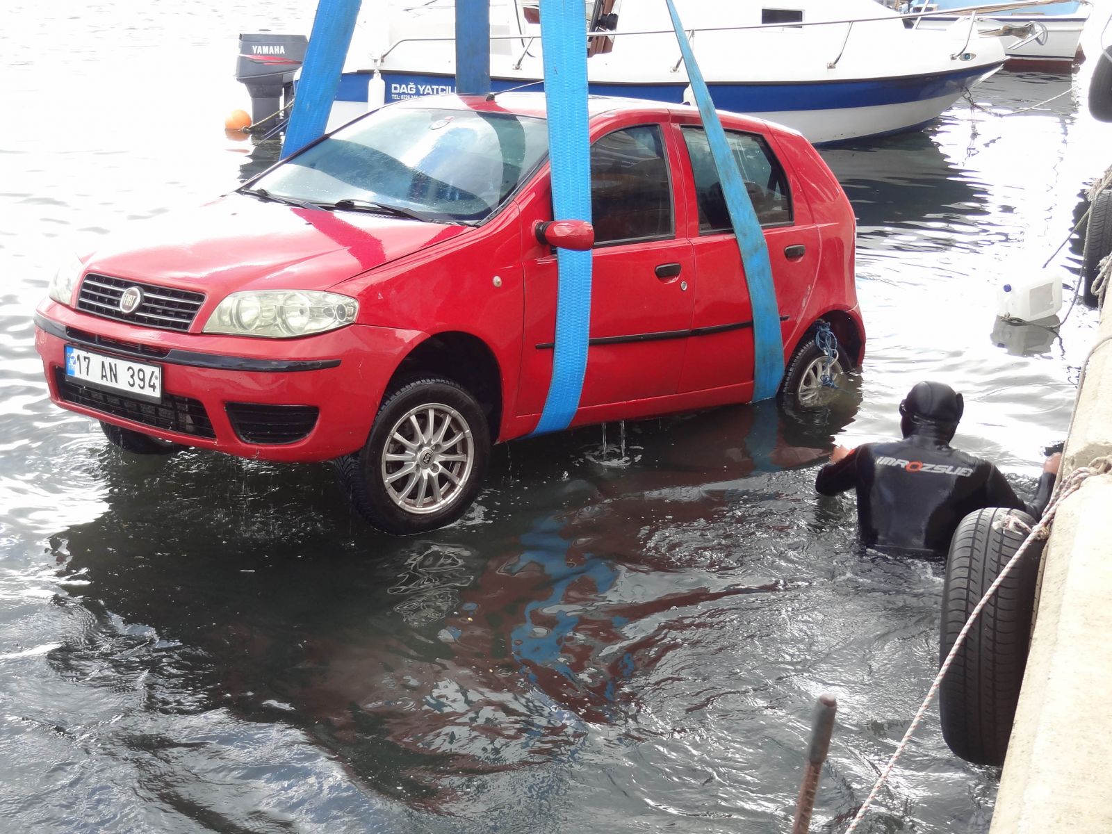 Eceabat'ta otomobil tekneye çarptı