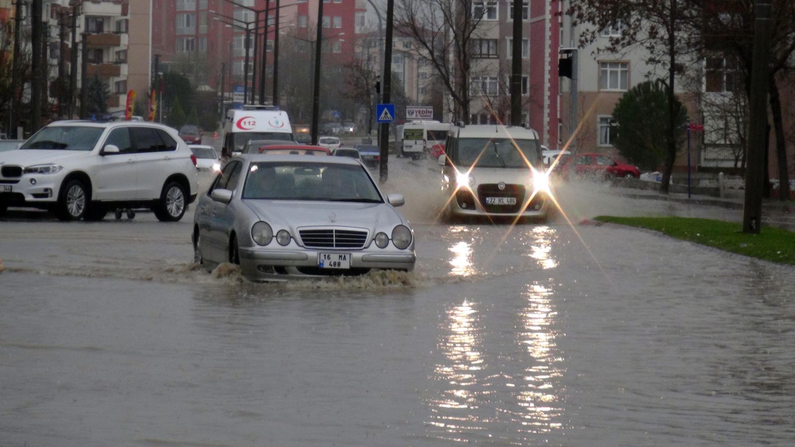 Uyarılar peş peşe geldi, yağmur hayatı felç etti (İstanbul'da Yağmur Ne Kadar Sürecek)