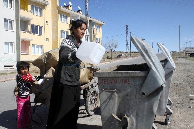 Ekmeğini çöpten çıkaran kadınlar