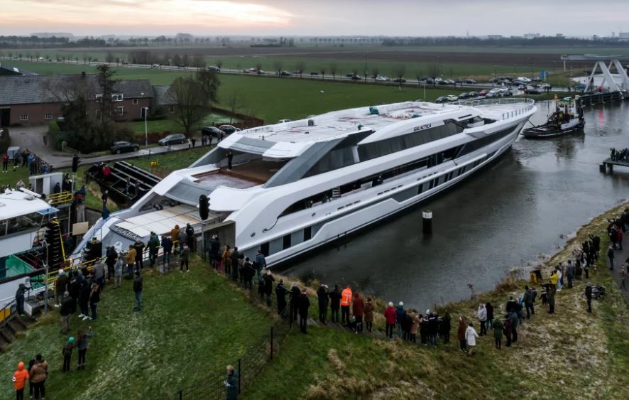Süper yat köprünün altından kıl payı farkla geçti