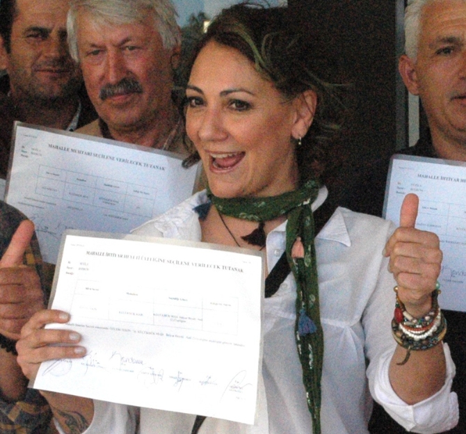 Özlem Tekin mazbatasını aldı, resmen muhtar azası