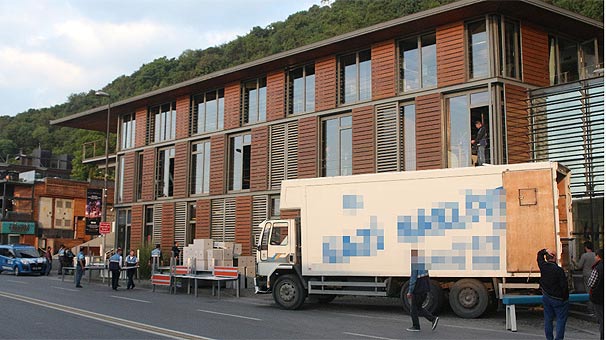Boğaz'da bir yıkım daha! Çalışanlar neye uğradığını şaşırdı