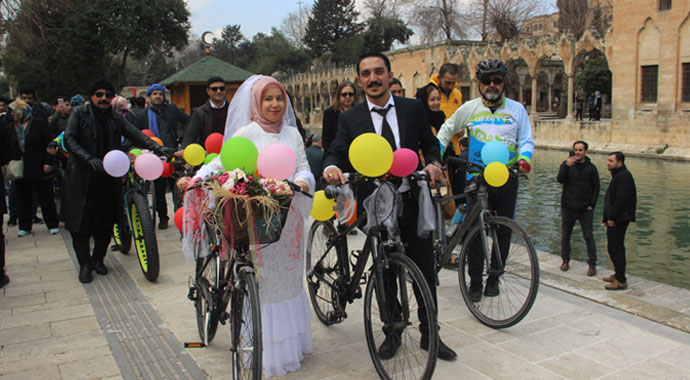 Şanlıurfa’da bisikletli gelin konvoyu