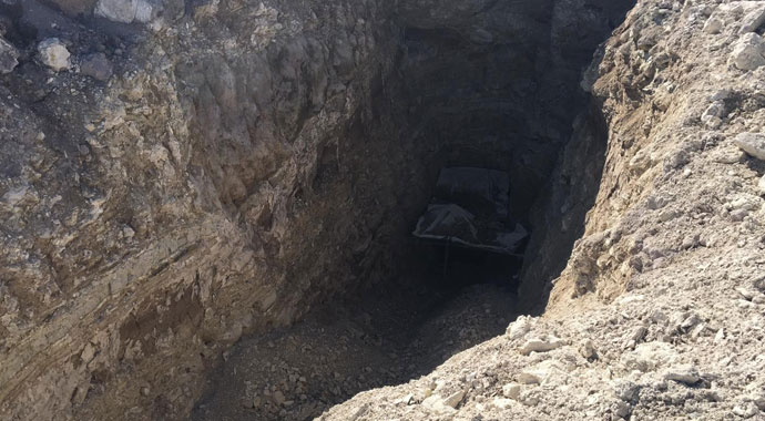 Kepçe ile kaçak kazı yaparken yakalandı