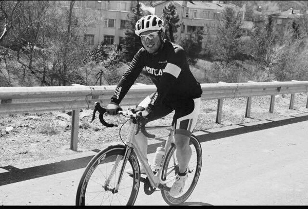 Profesyonel bisikletçi kamyonun altında ezilerek öldü