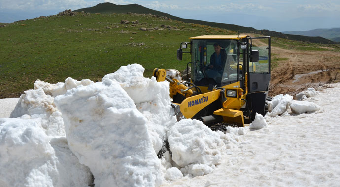 Yaz aylarına günler kala karla mücadele