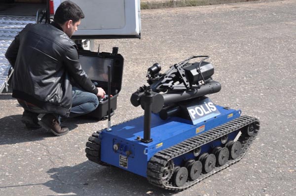 Çantadan sarkan kablolar polisi alarma geçirdi