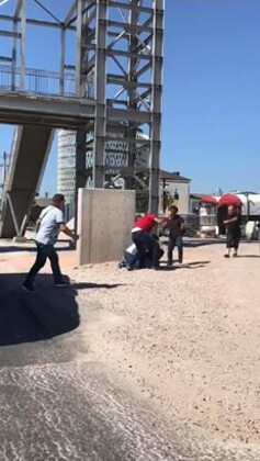 Çekiç ve taşlarla birbirlerine girdiler!