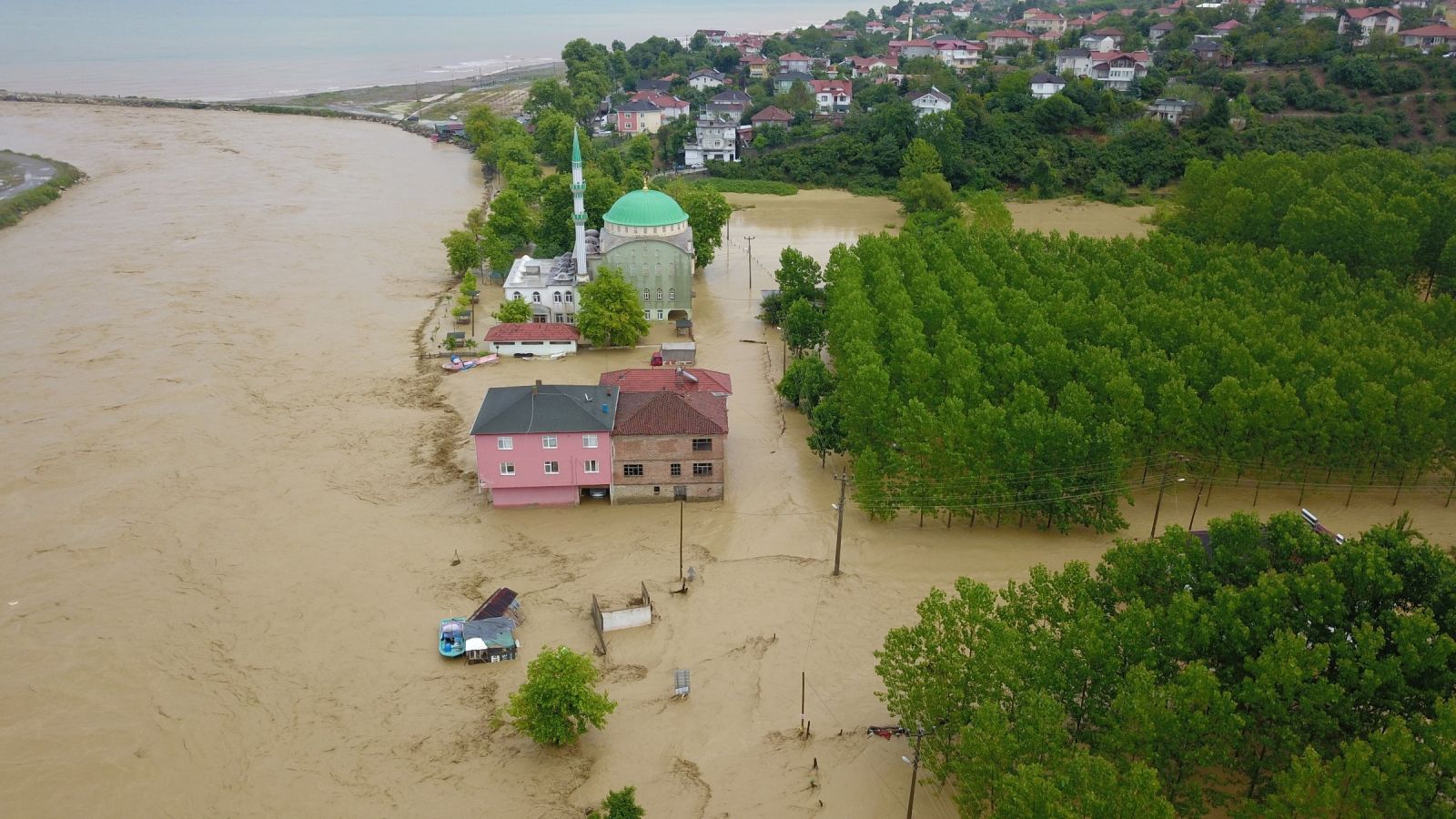 Düzce'de yüzlerce ev hasar gördü