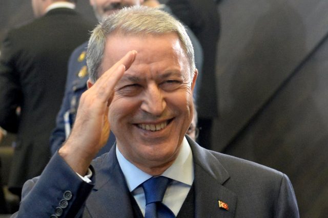 Bakan Akar, Barış Pınarı Harekatı'na tepki gösteren ülkelerin temsilcilerine NATO Karargahı'nda asker selamı verdi