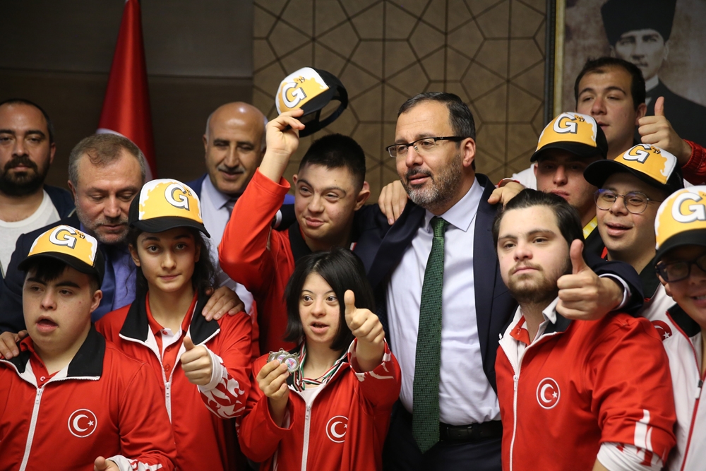 Bakan Kasapoğlu, Avrupa ve dünya şampiyonu olan özel sporcuları ağırladı