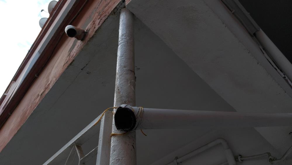 Eve balkondan girmek isteyen çocuk 2 kattan düştü